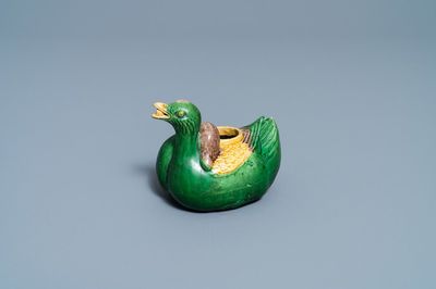 Un compte-gouttes en biscuit émaillé sancai en forme de canard, Ming