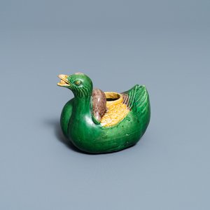 Un compte-gouttes en biscuit émaillé sancai en forme de canard, Ming — photo 1
