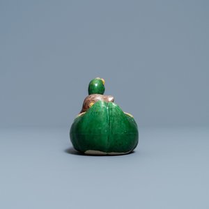 Un compte-gouttes en biscuit émaillé sancai en forme de canard, Ming — photo 3