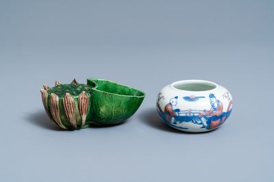 Un compte-gouttes en biscuit émaillé vert et un lave-pinceaux en bleu, blanc et rouge de cuivre, Chine, Kangxi et 19ème