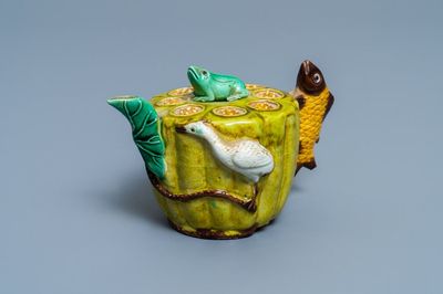 Un compte-gouttes en biscuit émaillé verte, Chine, 19ème