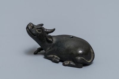 Un compte-gouttes en bronze en forme de buffle, marque à deux caractères, Chine, Ming