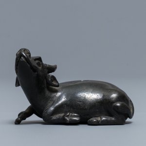 Un compte-gouttes en bronze en forme de buffle, marque à deux caractères, Chine, Ming — photo 2