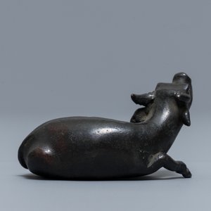 Un compte-gouttes en bronze en forme de buffle, marque à deux caractères, Chine, Ming — photo 4