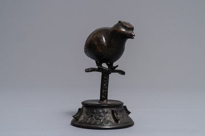 Un compte-gouttes en bronze en forme d'oiseau branché, Chine, Ming