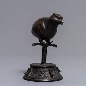 Un compte-gouttes en bronze en forme d'oiseau branché, Chine, Ming — photo 1