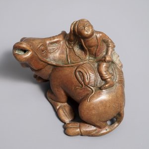 Un compte-gouttes en bronze en forme d'un garçon sur un buffle, Chine, 18/19ème — photo 1