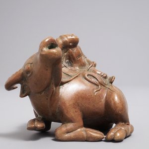 Un compte-gouttes en bronze en forme d'un garçon sur un buffle, Chine, 18/19ème — photo 2