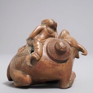 Un compte-gouttes en bronze en forme d'un garçon sur un buffle, Chine, 18/19ème — photo 4