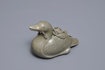 Un compte-gouttes en forme de canard en porcelaine céladon, Corée, 19/20ème