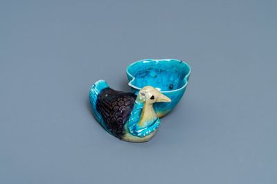 Un compte-gouttes en forme de canard et fleur de lotus en porcelaine de Chine émaillée aubergine et turquoise, Kangxi