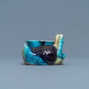 Un compte-gouttes en forme de canard et fleur de lotus en porcelaine de Chine émaillée aubergine et turquoise, Kangxi — photo 3