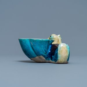 Un compte-gouttes en forme de canard et fleur de lotus en porcelaine de Chine émaillée aubergine et turquoise, Kangxi — photo 4