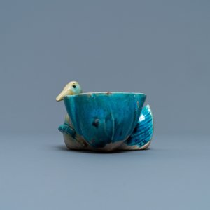 Un compte-gouttes en forme de canard et fleur de lotus en porcelaine de Chine émaillée aubergine et turquoise, Kangxi — photo 5