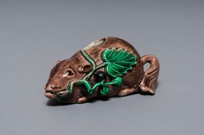 Un compte-gouttes en forme d'écureuil en porcelaine de Chine, Kangxi