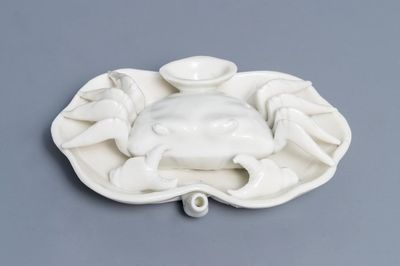 Un compte-gouttes en porcelaine blanc de Chine de Dehua en forme de crabe, Kangxi