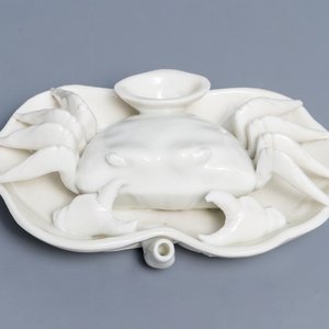 Un compte-gouttes en porcelaine blanc de Chine de Dehua en forme de crabe, Kangxi — photo 1