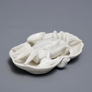 Un compte-gouttes en porcelaine blanc de Chine de Dehua en forme de crabe, Kangxi — photo 3