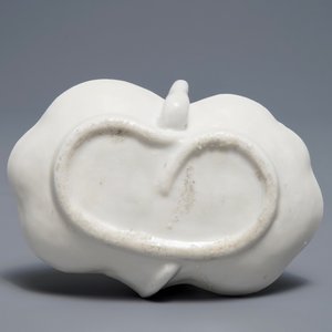 Un compte-gouttes en porcelaine blanc de Chine de Dehua en forme de crabe, Kangxi — photo 5