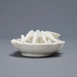 Un compte-gouttes en porcelaine blanc de Chine de Dehua en forme de crabe, Kangxi — photo 9