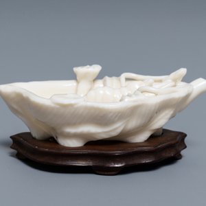 Un compte-gouttes en porcelaine blanc de Chine de Dehua en forme d'homard sur feuille d'armoise, Kangxi — photo 2