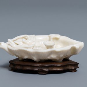 Un compte-gouttes en porcelaine blanc de Chine de Dehua en forme d'homard sur feuille d'armoise, Kangxi — photo 4