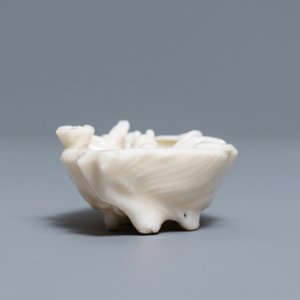 Un compte-gouttes en porcelaine blanc de Chine de Dehua en forme d'homard sur feuille d'armoise, Kangxi — photo 6