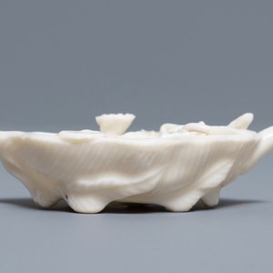 Un compte-gouttes en porcelaine blanc de Chine de Dehua en forme d'homard sur feuille d'armoise, Kangxi — photo 7