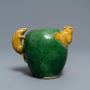 Un compte-gouttes en porcelaine de Chine biscuit émaillé verte en forme de phénix, Ming ou Kangxi — photo 2