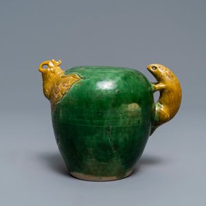 Un compte-gouttes en porcelaine de Chine biscuit émaillé verte en forme de phénix, Ming ou Kangxi — photo 3