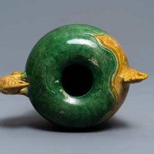 Un compte-gouttes en porcelaine de Chine biscuit émaillé verte en forme de phénix, Ming ou Kangxi — photo 6