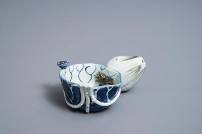 Un compte-gouttes en porcelaine de Chine bleu, blanc et rouge de cuivre, Kangxi