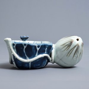 Un compte-gouttes en porcelaine de Chine bleu, blanc et rouge de cuivre, Kangxi — photo 2