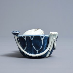 Un compte-gouttes en porcelaine de Chine bleu, blanc et rouge de cuivre, Kangxi — photo 3