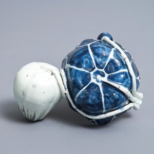 Un compte-gouttes en porcelaine de Chine bleu, blanc et rouge de cuivre, Kangxi — photo 7