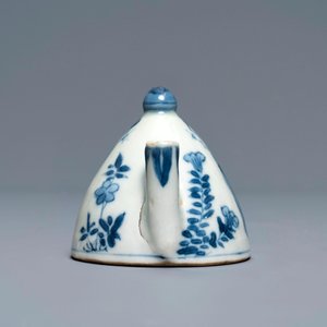 Un compte-gouttes en porcelaine de Chine bleu et blanc, Kangxi — photo 4