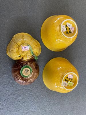 Un compte-gouttes en porcelaine de Chine émaillé sancai et une paire de bols en jaune monochrome, marque de Xianfeng, Kangxi et postérieur — photo 2