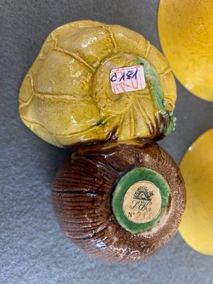 Un compte-gouttes en porcelaine de Chine émaillé sancai et une paire de bols en jaune monochrome, marque de Xianfeng, Kangxi et postérieur — photo 3