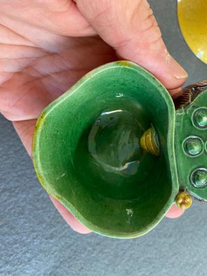 Un compte-gouttes en porcelaine de Chine émaillé sancai et une paire de bols en jaune monochrome, marque de Xianfeng, Kangxi et postérieur — photo 5