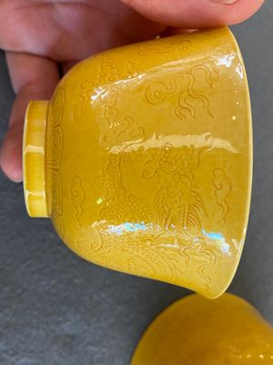 Un compte-gouttes en porcelaine de Chine émaillé sancai et une paire de bols en jaune monochrome, marque de Xianfeng, Kangxi et postérieur — photo 9