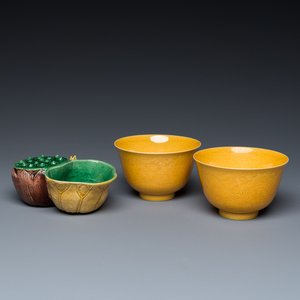 Un compte-gouttes en porcelaine de Chine émaillé sancai et une paire de bols en jaune monochrome, marque de Xianfeng, Kangxi et postérieur — photo 1