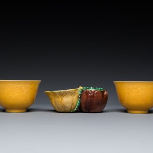 Un compte-gouttes en porcelaine de Chine émaillé sancai et une paire de bols en jaune monochrome, marque de Xianfeng, Kangxi et postérieur — photo 4