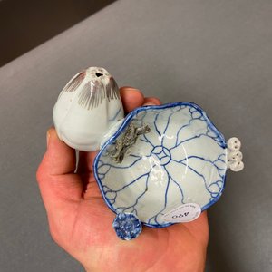 Un compte-gouttes en porcelaine de Chine en bleu, blanc et rouge de cuivre, Kangxi — photo 12