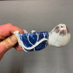 Un compte-gouttes en porcelaine de Chine en bleu, blanc et rouge de cuivre, Kangxi — photo 13