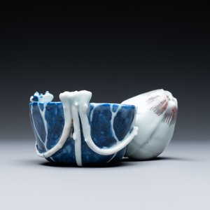 Un compte-gouttes en porcelaine de Chine en bleu, blanc et rouge de cuivre, Kangxi — photo 2