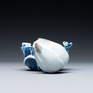 Un compte-gouttes en porcelaine de Chine en bleu, blanc et rouge de cuivre, Kangxi — photo 6