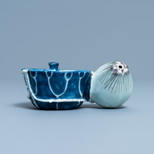 Un compte-gouttes en porcelaine de Chine en bleu, blanc et rouge de cuivre, Kangxi — photo 2