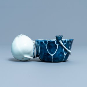 Un compte-gouttes en porcelaine de Chine en bleu, blanc et rouge de cuivre, Kangxi — photo 4