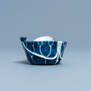 Un compte-gouttes en porcelaine de Chine en bleu, blanc et rouge de cuivre, Kangxi — photo 5