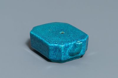 Un compte-gouttes en porcelaine de Chine 'robin's egg', 18/19ème